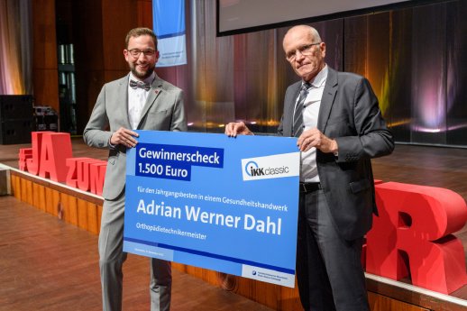 pri22-11-14_Meisterfeier_Orthopädietechnikermeister Adrian Werner Dahl für beste Leistung i.jpg