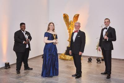 Dr. Manfred Wittenstein, Aufsichtsratsvorsitzender der WITTENSTEIN SE (2. Von rechts) mit den drei Gewinnern von DEBUT 2020 / Bild: ©DEBUT Concerts GmbH/ Fotograf Ludwig Olah):