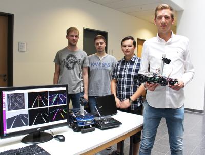 OsCar, das Modellauto „made in der Hochschule Osnabrück“, kann autonom fahren und einparken. Das intelligente Auto wird im kommenden Februar am internationalen Carolo Cup in Braunschweig teilnehmen (Foto: Lidia Uffmann, Hochschule Osnabrück)