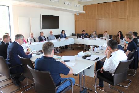 Pflegeberufe bekannter machen und Fachkräfte für die Pflege gewinnen – das haben sich die Aktiven aus stationären und ambulanten Einrichtungen sowie der Pflegeschulen und Verwaltungen im Kreis auf die Fahne geschrieben. Landrat Manfred Görig und Gesundheitsdezernent Dr. Jens Mischak (vorne links) informieren sich bei einem Arbeitsgruppentreffen (Foto: Gaby Richter)