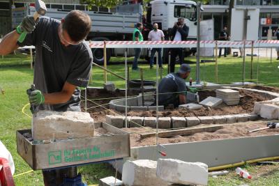 Foto (Jochen Henning, VGL Bayern): Lukas Schmidt (links) bei den Steinarbeiten, die
insbesondere den ersten Wettkampftag dominierten.