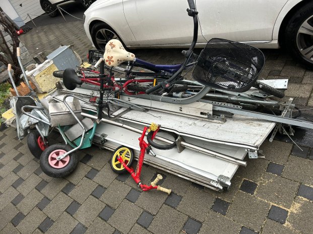 Entsorgen von Schrott durch fahrende Klüngelskerle in Bergheim.jpg