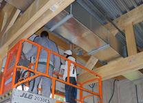 Vorbereitung ist wichtig: Damit in großen Gebäuden auch hoch gelegene Leckagen für eine genauere Prüfung zugänglich sind, dürfen zum Messtermin die nötigen Steighilfen nicht fehlen.  Foto: FLiB e.V. Abdruck bei Quellenangabe honorarfrei. Belegexemplar erbeten.