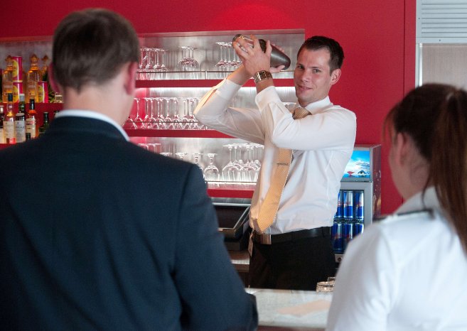 Jobs als Barkeeper kann man bei den AIDA Career Days an Bord live erleben.jpg