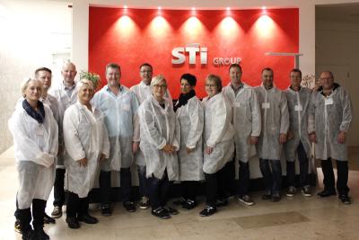 Die Mitarbeiterinnen und Mitarbeiter des Arbeitgeberservice der drei Kommunalen Jobcenter Fulda, Hersfeld-Rotenburg und Vogelsbergkreis erhielten bei der STI Group in Lauterbach interessante Einblicke in die einzelnen Fertigungsabschnitte, Foto: Jürgen Eifert, STI Group
