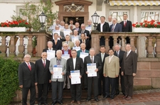 Auf dem Foto sind die Goldenen Meister 2009 aus dem Neckar-Odenwald-Kreis zusammen mit Präsident Walter Tschischka (2.v.l.), Vizepräsident Gerhard Höfler (1.v.l.) und Hauptgeschäftsführer Dieter Müller (2.v.r.) zu sehen