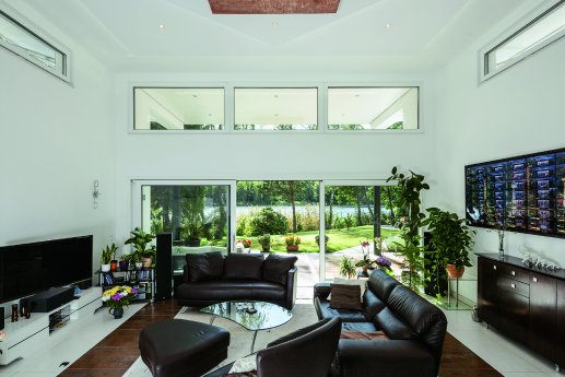 Die Geschosserhöhung öffnet den Raum auf über 4 Meter Höhe. Viele Glasflächen sorgen für no.tif