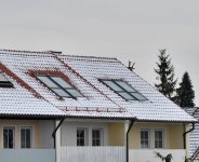 Spätestens im Winter zeigt der Blick auf das verschneite Dach, ob im Bereich des Dachfensters Wärmebrücken bestehen.