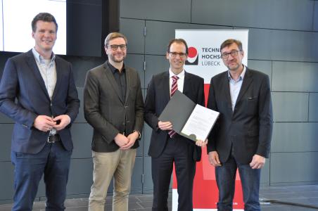 Projektpartner und Fördermittelgeber, v.l.: J. Heitmann, König Pfahlgründung; St. Sievers, EKSH; J. Lüking, THL und F. Schwartze, VP THL (Foto: Technische Hochschule Lübeck)