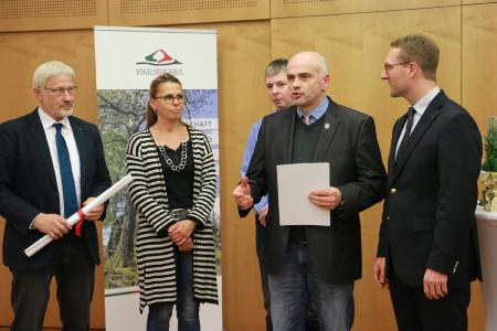 Einer der Sonderpreise der Jury ging nach Wallenrod für den außergewöhnlichen Kindergarten „Musel-Wusel-Land“. Stadtrat Nahrgang und Ortsvorsteher Caspar nahmen den Preis entgegen und kündigten an, das Preisgeld gleich wieder reinvestieren zu wollen / Foto: Gaby Richter