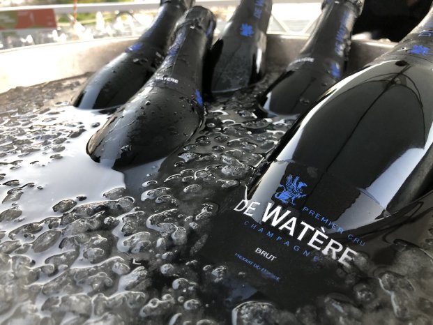 De_Watère_Champagner-Flaschen_im_Eiswasser.JPG