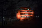 Die Hochschule Osnabrück hat sich an der weltweiten Kampagne „Orange your City“ beteiligt: Anlässlich des Internationalen Tages gegen Gewalt an Frauen und Mädchen erstrahlte das Gebäude AF (Service- und Informationszentrum) der Hochschule am 24. November in Orange. (Foto: Hochschule Osnabrück / Swaantje Hehmann)