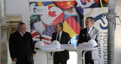 Noch ist das zukünftige International House eine Baustelle. Wissenschaftsminister Prof. Dr. Konrad Wolf informiert sich über den Baufortschritt auf dem Campus der Hochschule Worms. Foto/Hochschule Worms v. li.: Niederlassungsleiter der LBB Mainz, Markus Rank, Wissenschaftsminister Konrad Wolf, Präsident der Hochschule Worms, Jens Hermsdorf