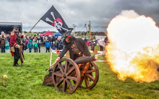 Greetsieler PiratenzauberCCBYSA Peter Palkowski Kanonenschuss.jpg