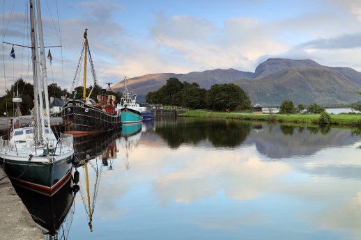 Caledonian Canal mit mit Blick auf Ben Navis.jpg