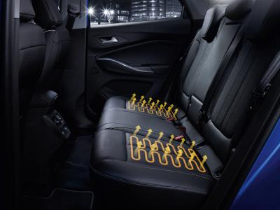 Wohlig warm durch den Winter: Beim Opel Grandland X Ultimate kommen nicht nur Fahrer und Beifahrer, sondern auch die Passagiere auf den beiden äußeren Fondplätzen in den Genuss beheizbarer Sitze