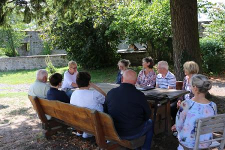 Ein Handlungsfeld-Treffen der besonderen Art: Unter der Linde vor dem Homberger Schloss erzählt Schlosspatriotin Beate Goßfelder-Michel (links) voller Enthusiasmus davon, wie das Engagement vieler Bürgerinnen und Bürger dem Schloss zu neuem Leben verhilft. Fotos: Gaby Richter, Vogelsbergkreis