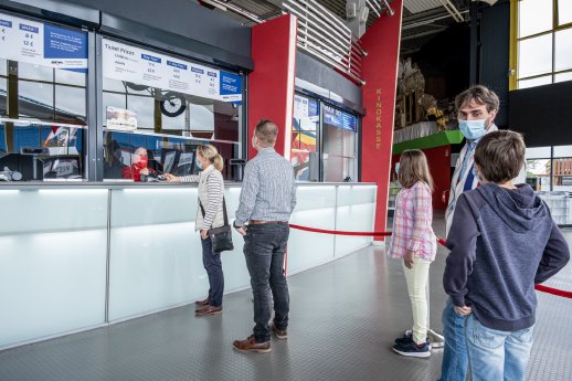 Abstandsregelung an der Hauptkasse des Technik Museum Sinsheim.jpg