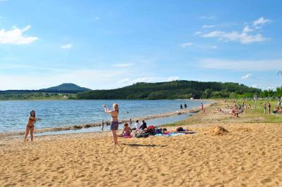 Görlit am See - sonniger Strandtag am Berzdorfer See / Quelle: EGZ