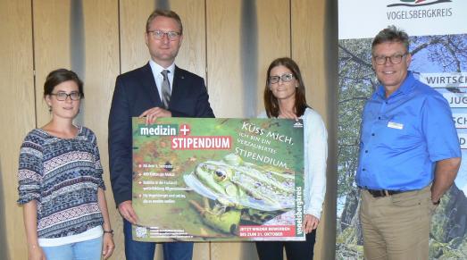 Angehende Mediziner können sich erneut um ein Stipendium im Vogelsbergkreis bewerben. Mit Plakaten und Flyern wirbt die Fachstelle Gesundheitliche Versorgung jetzt wieder an sechs deutschen Universitäten, wie Carina Diezemann, Erster Kreisbeigeordneter Dr. Jens Mischak, Sarah Schimmer und Dr. Rüdiger Rau (von links) bei der Präsentation der Werbemittel ankündigen (Foto: Sabine Galle-Schäfer/Vogelsbergkreis)