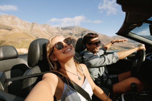 Beautiful couple enjoying on a road trip _(c) AdobeStock_334658081.jpeg