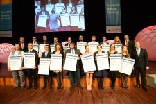 Die besten Meisterinnen und Meister aus den 16 geprüften Berufen stellten sich in der Feierstunde dem Fotografen / Foto: Rittelmann