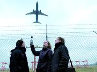 Prof. Dr. Jürgen Tchorz (links), Akustik-Studentin Franziska Klaus und Dipl.-Ing. Knut Rasch, Geschäftsführer Akustikbüro ALN am Messort Flughafen Lübeck (Foto: FH Lübeck)