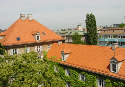 Basiert wohl auf dem „Ur-Dach“ des Daches aus Blättern und Ästen: das „klassische“ Steildach (re.) und dahinter als Walmdach.