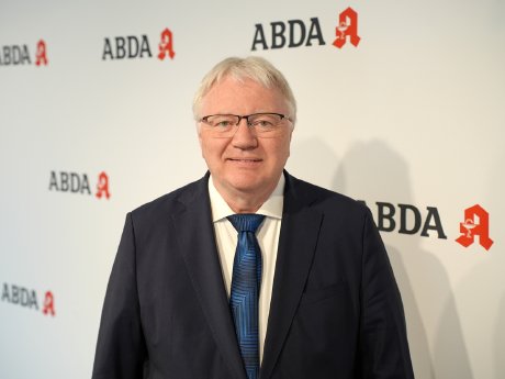 Mathias_Arnold_zum_europaeischen_Apothekerpraesidenten_Quelle_ABDA_Klemm.jpg