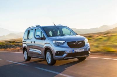 Typisch Opel: Design-Merkmale wie der Frontgrill mit der charakteristischen flügelförmigen LED-Grafik weisen den neuen Combo Life klar als Opel aus.