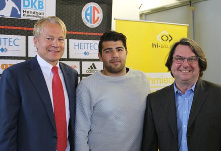 v.l.: Dr. Carsten Bissel (Aufsichtsrat HC Erlangen), Kevin Herbst, Alfons Loos (Geschäftsführer hl-studios GmbH), Foto: hl-studios, Erlangen