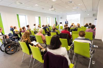Aufmerksam verfolgten die Teilnehmerinnen und Teilnehmer des Symposiums die Vorträge. Die Veranstaltung wurde moderiert von Dr. Martina Holtgräwe (Hochschule Osnabrück) und Dr. Marc Lindart (FH Münster), Fotos: Hochschule Osnabrück