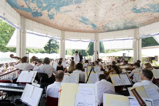 Orchester der Musikalischen Komödie_Clara Park Musikpavillon©Tom Schulze.JPG