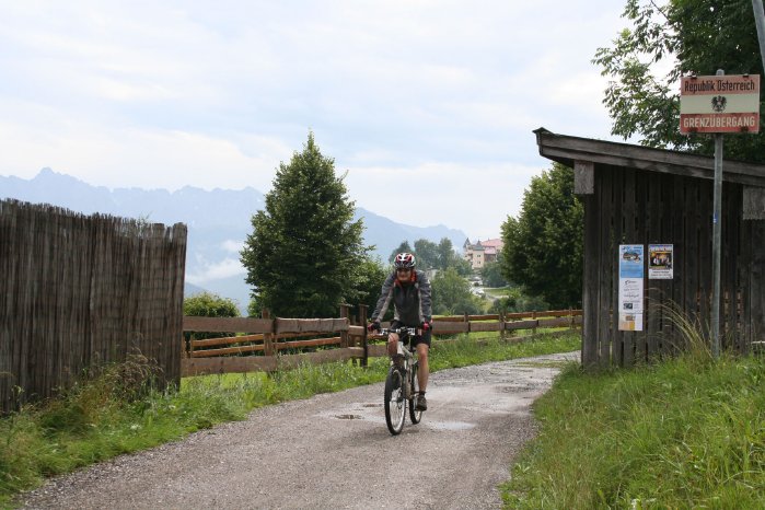 biker_am_Grenzbergang[1].jpg