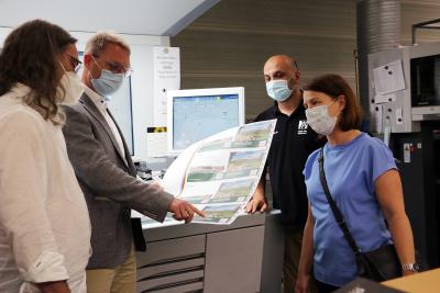 Am Freitag gibt es die ersten Exemplare der Broschüre „Vogelsberg ORIGINAL – Regionale Entdeckungen“, Wirtschaftsdezernent Dr. Jens Mischak (Zweiter von links) und Amtsleiterin Anja Püchner (rechts) warfen im Vorfeld schon einen ersten Blick auf die Druckbögen.. Geschäftsführer Jörg Göttlicher von JD-Druck Lauterbach (links) und Drucker Hakan Tosun arbeiteten mit Hochdruck an der Fertigstellung