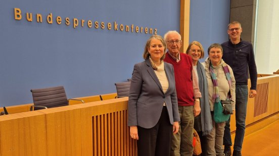 Gruppenfoto-Bundespressekonferenz-scaled-e1738145476554-1370x770.jpg