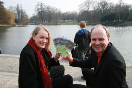Mitten im grünen Hannover: Im Maschpark präsentierten Karin von Schwartzenberg (Leiterin des Fachbereichs Umwelt und Stadtgrün Hannover) und Ulrich Kinder (Leiter des Fachbereichs Planung und Raumordnung bei der Region Hannover) das neue Programmheft