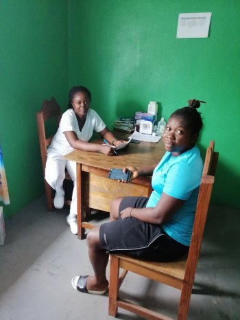 Patientengespräch in der Hope Clinic in Monrovia.jpg