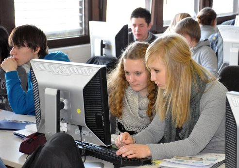 Universität Paderborn_Schülerinnen und Schüler beim Lösen von Aufgaben in einem Workshop de.jpg