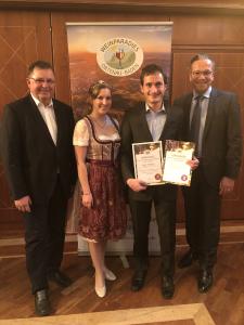 Freude über den Siegerwein bei den TOP TEN Spätburgunder Rotwein, v.l. stellvertretender Vorstandsvorsitzender Alois Huber, die Oberkircher Weinprinzessin Dorothée Vollmer, Kellermeister Thomas Hirth und Geschäftsführender Vorstand Markus Ell. (Foto: Beate Kierey)