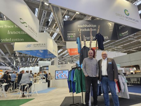 Klaus Baur und Harald Reisinger auf dem Gemeinschaftsstand von Dibella und Green Workwear auf de.jpg