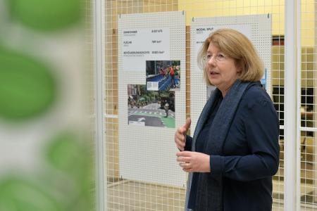 Kuratorin Dr. Annette Becker, DAM, beim Rundgang durch die Ausstellung Fahr Rad! / Copyright mbfotografie/ Die Sparkasse Bremen