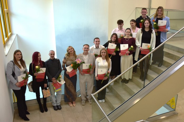 2025-09-29-Pressemitteilung-Pflegefachkräfte feiern erfolgreiches Examen.JPG