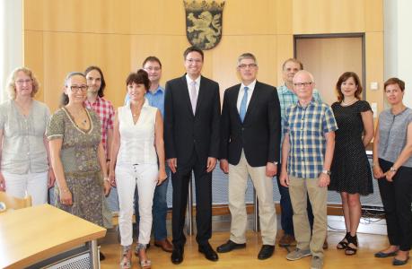 Austausch der Betreuungsbehörde des Landkreises und des für Betreuungsangelegenheiten zuständigen Amtsgerichts Alsfeld. Das Foto zeigt in der Mitte (v.l.) Amtsgerichtsdirektor Klaus Schwaderlapp und Landrat Manfred Görig. Des Weiteren von links das Team des Amtsgerichts mit Richterin Andrea Deisenroth, Richterin Kathrin Knöß, Richter Dr. Christoph Schimrosczyk, Richterin Britta Jansen-Matthies, Geschäftsleiter Jens Götting und von rechts die Mitarbeiterinnen der Kreis-Betreuungsbehörde Christina Lautenschläger, Susanne Happ, Sachgebietsleiter Hans Dieter Herget und Gerald Höcker / Foto: Erich Ruhl-Bady, Pressestelle Vogelsbergkreis