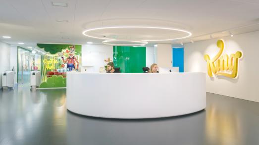 Im Bürokomplex des britischen Onlinespiele-Herstellers King in Stockholm – The Kingdom – bereichern Sitzlösungen von RH, einer Marke von Flokk, das kreative Arbeitsumfeld (Foto: © Lasse Olsson/Flokk)