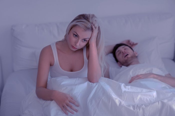 Besorgte_Frau_Partner_schnarcht_bearbeitet.jpg
