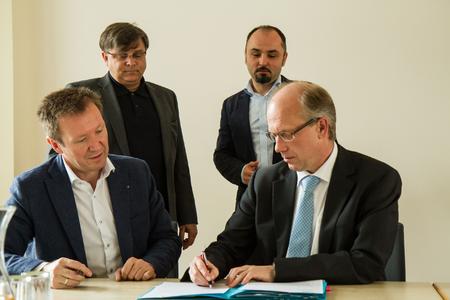Vertragsunterzeichnung durch Norbert Grill, technischer Geschäftsführer der ORS, (Vorne links), und Norbert Zens, Vorstandsvorsitzender des Vereins STIMME DER HOFFNUNG, (Vorne rechts). Michael Weber, Leiter Sales, Marketing & CC. bei der ORS, (Hinten links) und Klaus Popa, Geschäftsführer bei der STIMME DER HOFFNUNG e.V., (Hinten rechts)