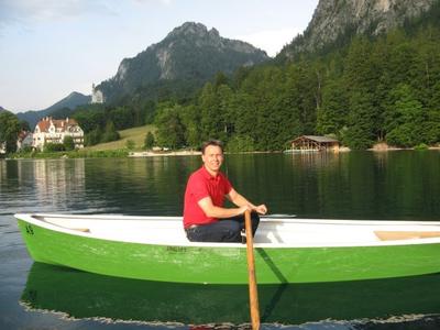 laVita-Moderator Tobias Ranzinger rudert auf dem Alpsee