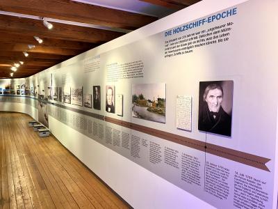 In diesem Jahr feiert die Papenburger Meyer Werft den 225ten Geburtstag. Passend dazu öffnet jetzt eine neue Fotoausstellung mit bislang unveröffentlichten und großformatigen Motiven. Dabei tauchen die Besucher entlang eines überdimensionalen Zeitstrahles mit vielen detaillierten Erklärungen so intensiv wie noch nie in die bewegte Entstehungsgeschichte des Schiffbaus ein.