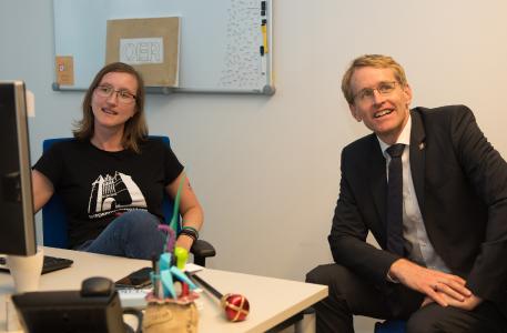 MP S.-H. Daniel Günther mit oncampus-Mitarbeiterin Anja Lorenz / Foto: G. Huber